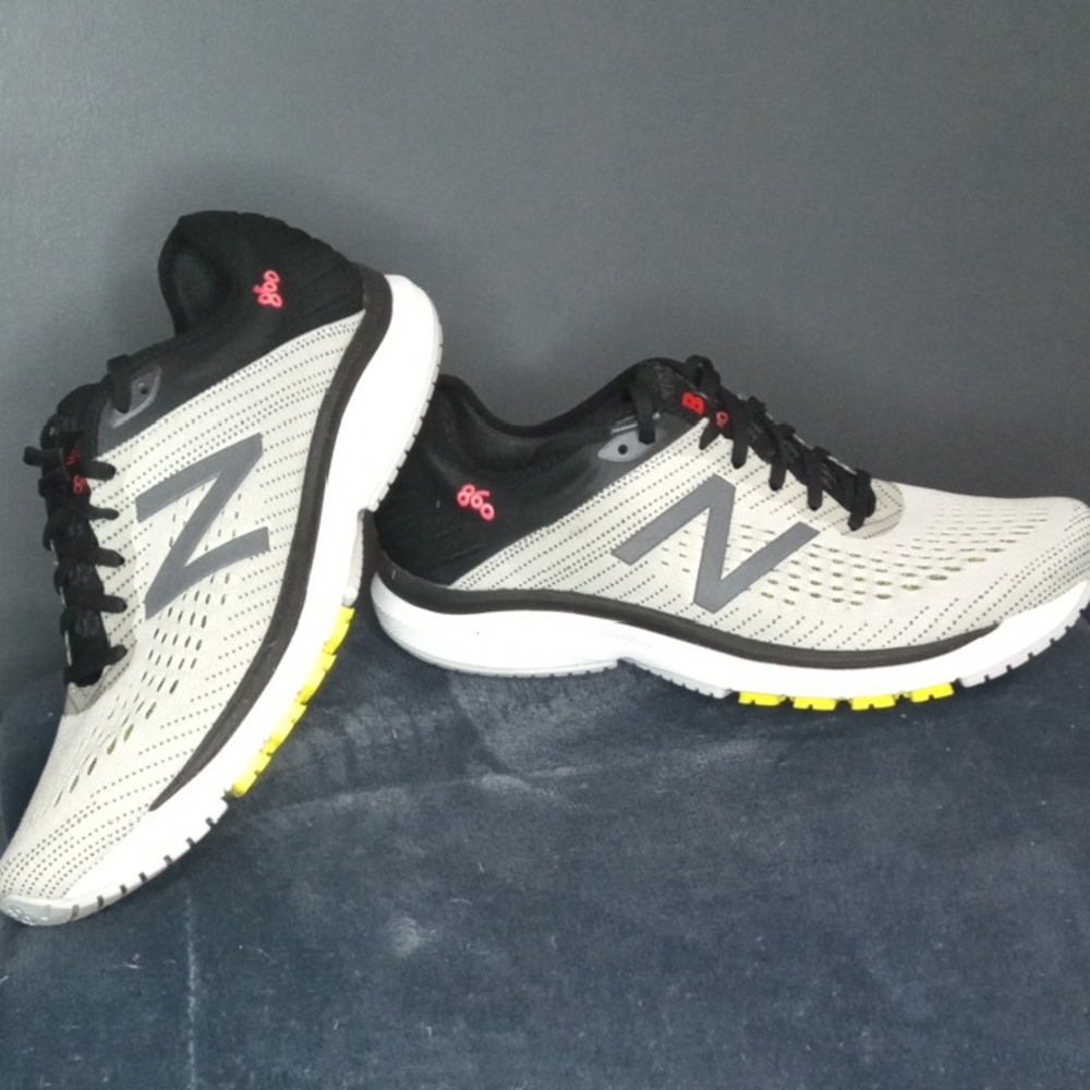 New Balance 860 V10 Gray and Black Athletic Shoes